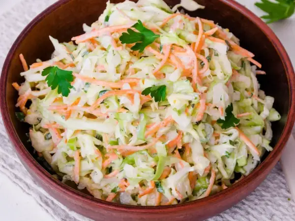 Klasyczny Coleslaw - Przepis na idealną surówkę!