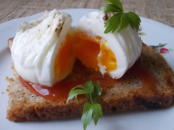 Jajko w koszulce - Prosty przepis krok po kroku na idealne śniadanie