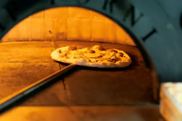 Pizza Rzymska - Odkryj Sekrety Chrupkości i Różnice