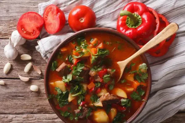 Gęsta zupa gulaszowa - przepis na idealny smak