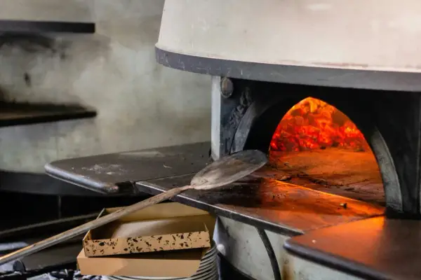 Pizza - Jaka temperatura i czas pieczenia dla chrupiącego spodu?