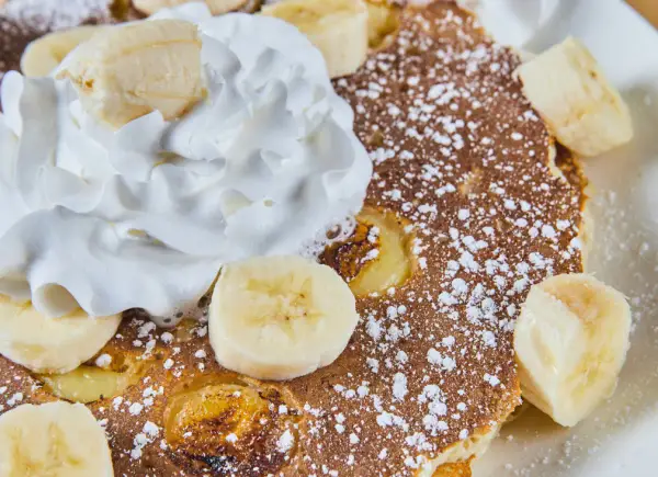 Puszysty omlet bananowy - zrób go idealnie w 10 minut!