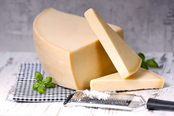 Parmezan ile dojrzewa i jak wpływa na smak sera? Dowiedz się!
