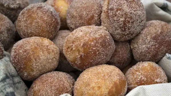 Pączki z ziemniakami - przepis Ewy Wachowicz. Miękkie i świeże!