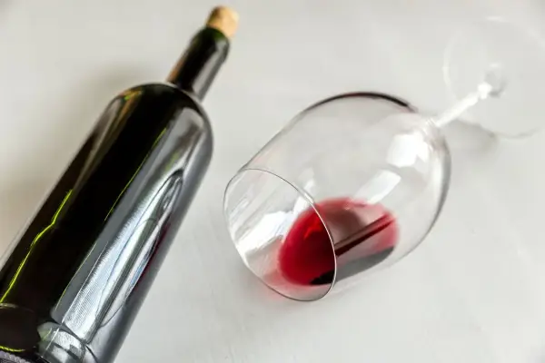Wino półwytrawne - co musisz wiedzieć? Poradnik