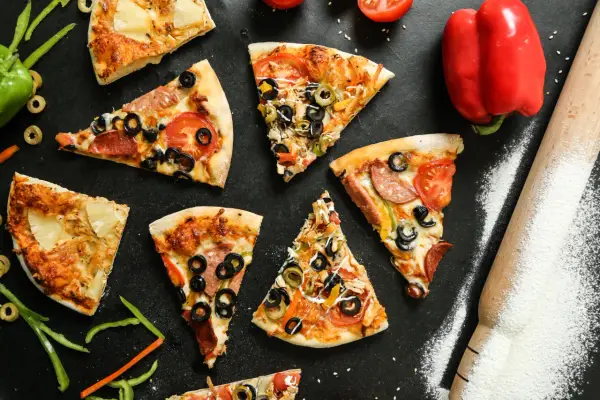 Najdziwniejsze pizze świata - kiedy lokalne smaki spotykają włoski klasyk