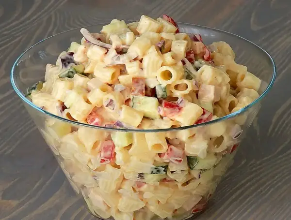 Szybka sałatka makaronowa - przepis na każdą okazję!