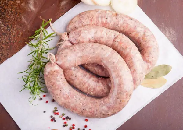 Biała kiełbasa dziadka - przepis na soczystą, domową kiełbasę