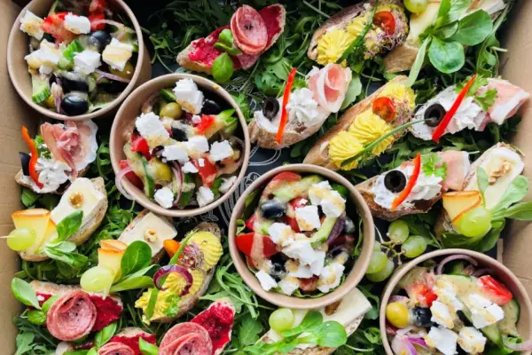 Lekkie śniadanie w cateringu - Jak skomponować idealny zestaw?