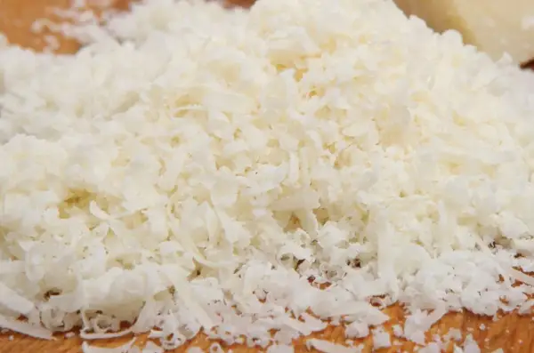 Parmezan z czym jeść? Odkryj najlepsze połączenia smakowe