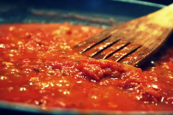 Sos pomidorowy do makaronu - zrób go lepiej niż w restauracji
