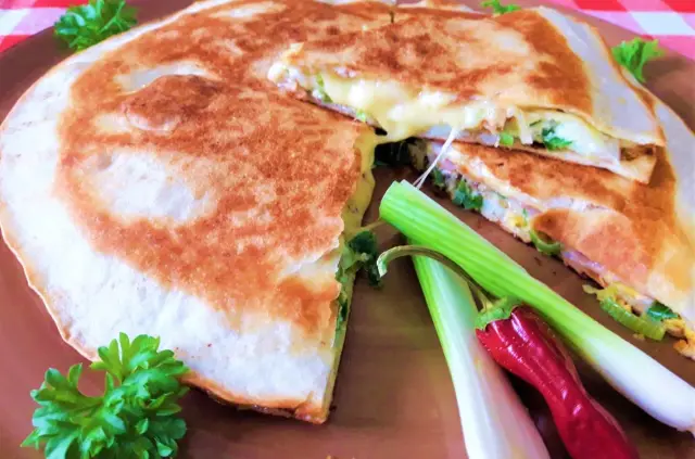 Tortilla z jajkiem, serem i szynką - jak zrobić idealną na patelni?