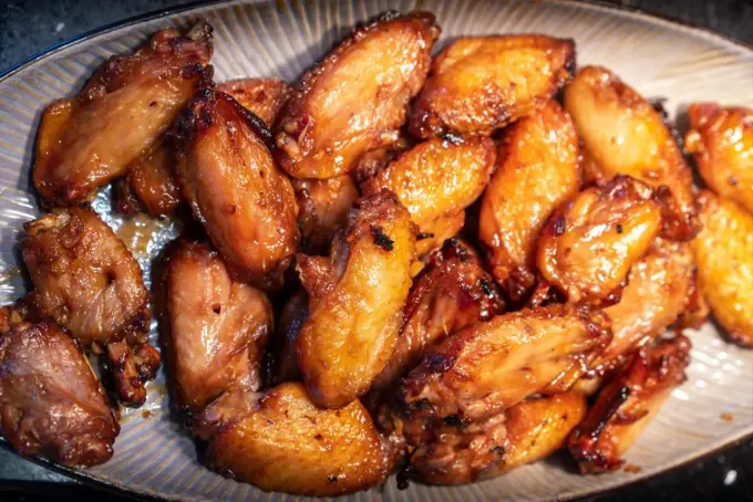 Skrzydełka w miodzie - przepis na perfekcyjną chrupkość i smak