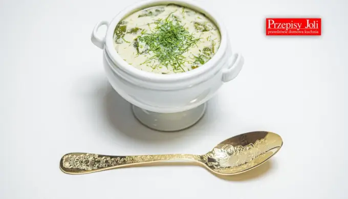 Zupa królewska - przepis na sycący obiad. Gotuj krok po kroku!
