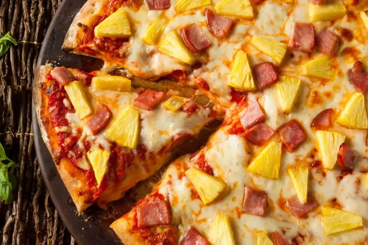 Pizza z ananasem - kontrowersje, historia, polska popularność i przepis