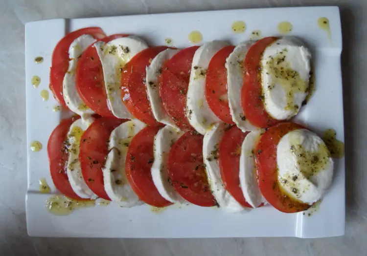 Mozzarella z pomidorami - jak zrobić idealną Caprese?