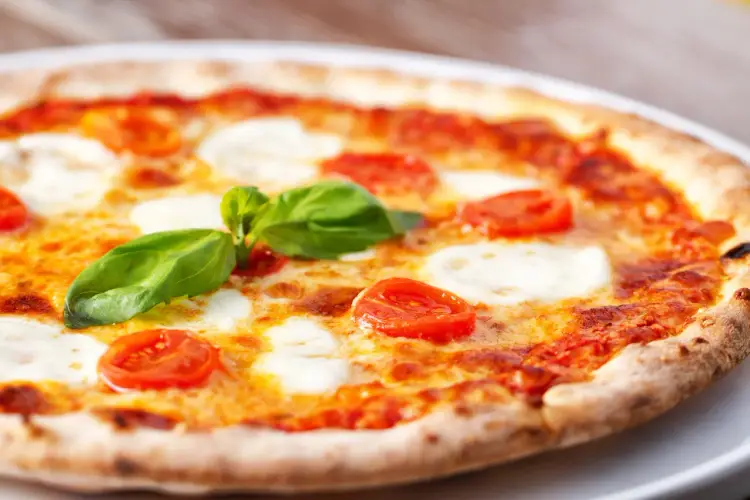 Pizza włoska przepis - Zrób ją lepiej niż z pizzerii!
