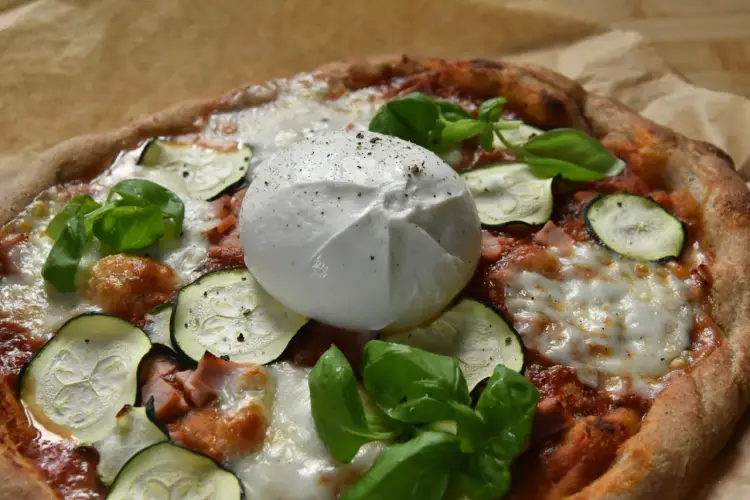 Pizza z burratą - Jak zrobić idealną w domu? Sprawdź!